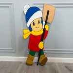 Baiat cu lopata iarna