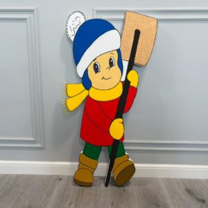 Baiat cu lopata iarna